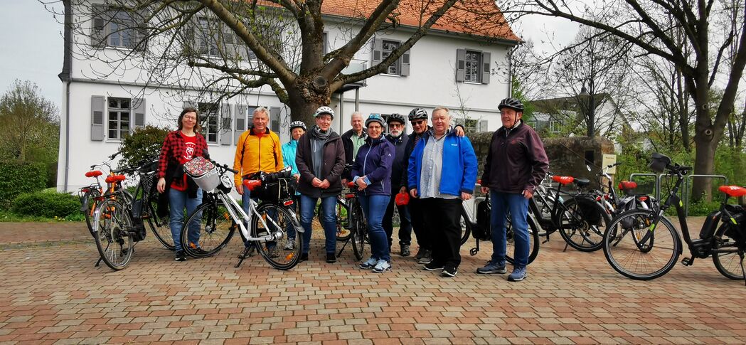 Die SPD - Radler:innen am Start vor der Wasserburg in Nieder-Rosbach