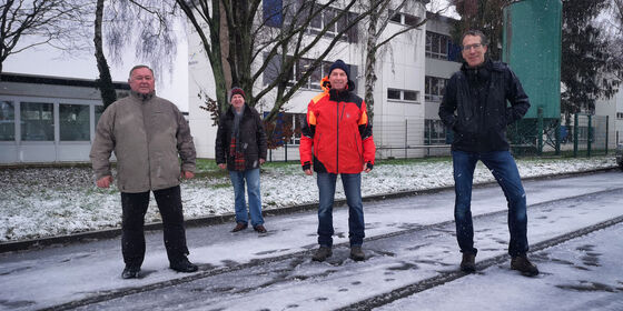 Stefan Buder, Dr. Hans-Peter Rathjens, Wolfgang Lingenau und Berhard Karow vor der EKS in Rodheim