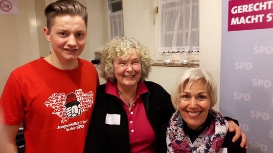 Ellen Dietz mit Fabian Hassebrock und MdB Bettina Müller bei einer früheren Veranstaltung