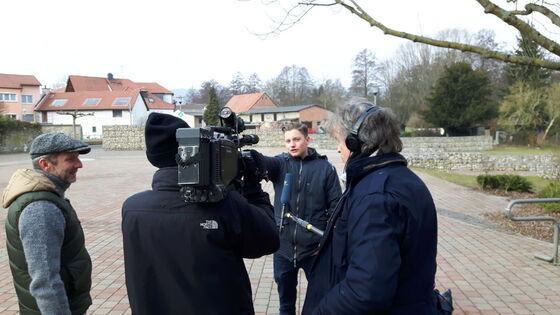 Hessenschau-Moderator Bernd Arnold (links) bei Aufnahmen mit Fabian Hassbrock vor der Wasserburg in Nieder-Rosbach