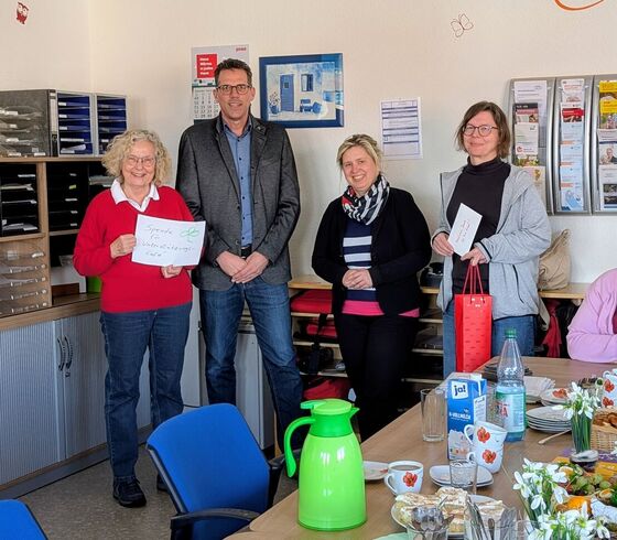 Mit Freude bei der Spendenübergabe: Ellen Dietz, Bürgermeister Markus Schütz, Anja Luther und Claudia Hetjes