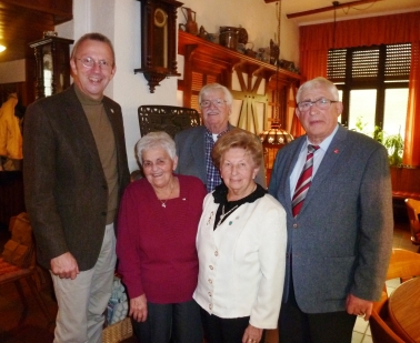 Landrat Arnold mit Klara Vögeli aus Rosbach, Karlheinz Hummer (v.l.) und weiteren Mitgliedern der Wetterauer AG60+