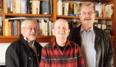 Karl-Heinz Dachs (links) und Herbert See (rechts) gratulieren Hellmuth Borgmann zu seinem runden Geburtstag