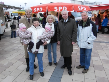 Michael Keller (links) konnte sich von der Attraktivität des Rosbacher Bauernmarkts überzeugen