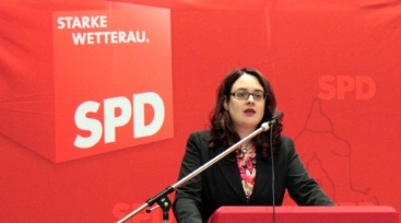 Lisa Gnadl bei einem Auftritt vor der Wetterauer SPD im Jahr 2013