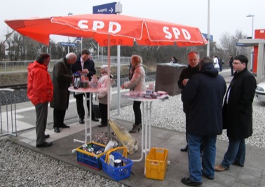 Pendler nehmen Kaffee und Lektüre von den SPD-Kandidaten freudig in Empfang